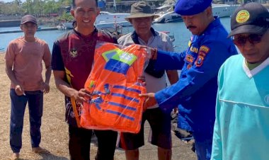 Keselamatan-Nelayan-Jadi-Prioritas,-Satpolairud-Polresta-Banyuwangi-Bagikan-Life-Jacket