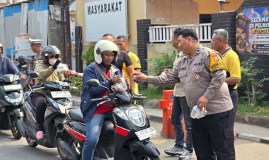 Jumat-Berkah-Polsek-Waru-Bagikan-100-Paket-Makanan-dan-Minum-untuk-Masyarakat