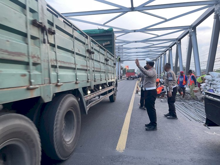Polres Probolinggo Siagakan Personel dan Siapkan Jalur Alternatif Akibat Lubang di Jembatan Pajarakan