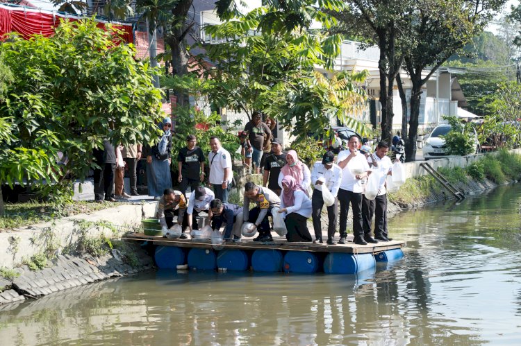 Kolaborasi Polisi bersama PWI Jaga Kelestarian Lingkungan dan Ketahanan Pangan Tebar Benih Ikan di Sungai Jombang