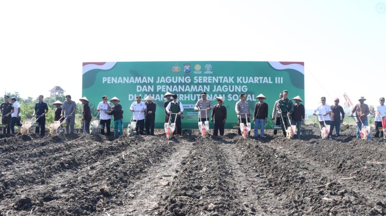 Kapolda Jatim Pimpin Penanaman Jagung Serentak di Nganjuk, Dukung Target Nasional 10 Juta Ton