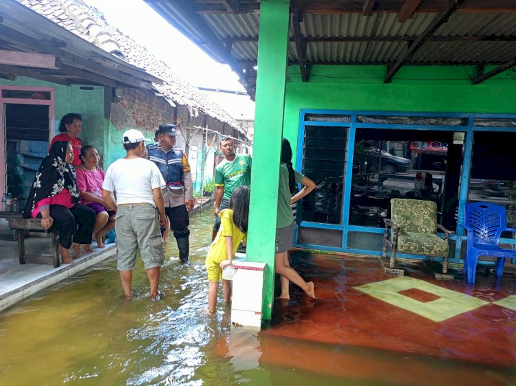 Bhabinkamtibmas Tanjungsari Polsek Taman Kunjungi Warga Terdampak Banjir, Salurkan Bantuan Sembako di Dusun Dodokan